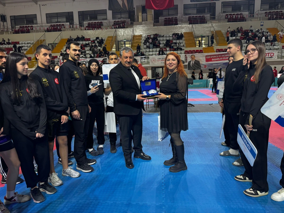 K&uuml;tahya K&uuml;lt&uuml;r ve Turizm M&uuml;d&uuml;r&uuml;nden, Kick Boks Federasyonu Başkanına Jest