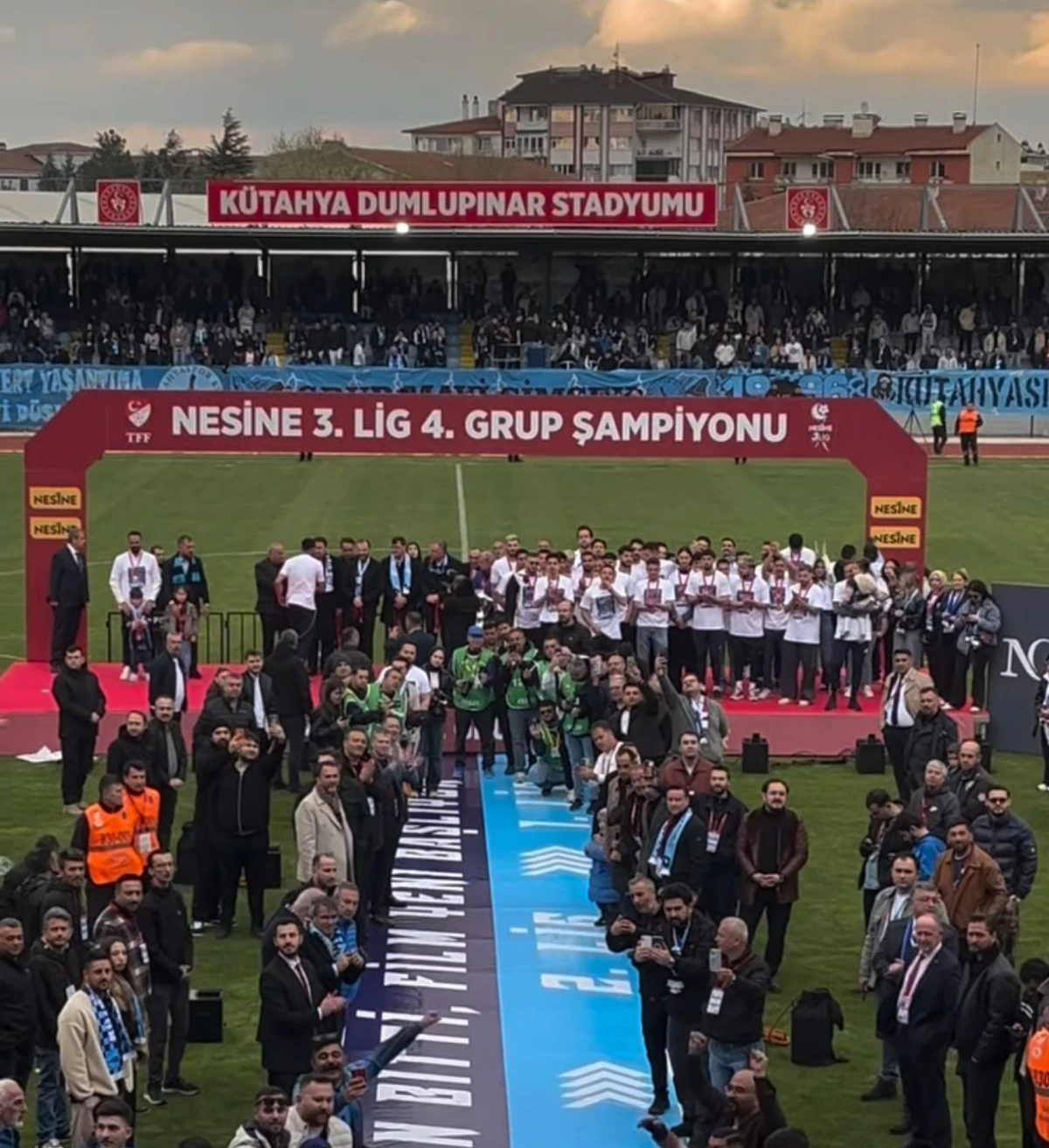 LİG BİTTİ, ŞAMPİYON KUPASINI KENDİ SEYİRCİSİ &Ouml;N&Uuml;NDE ALDI