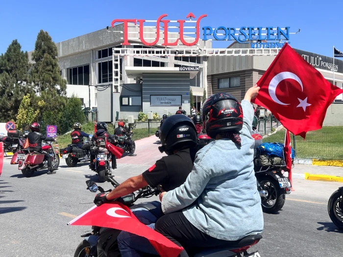 Zaferin Topraklarından Sanayinin Kalbine: Dumlupınar'da Buluşan Türk Chopper, Tulu Porselen'e Konuk Oldu!