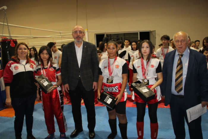 Kütahya’da kick boksta ulusal ve uluslararası yarışmalarda başarı elde eden sporcular ödüllendirildi